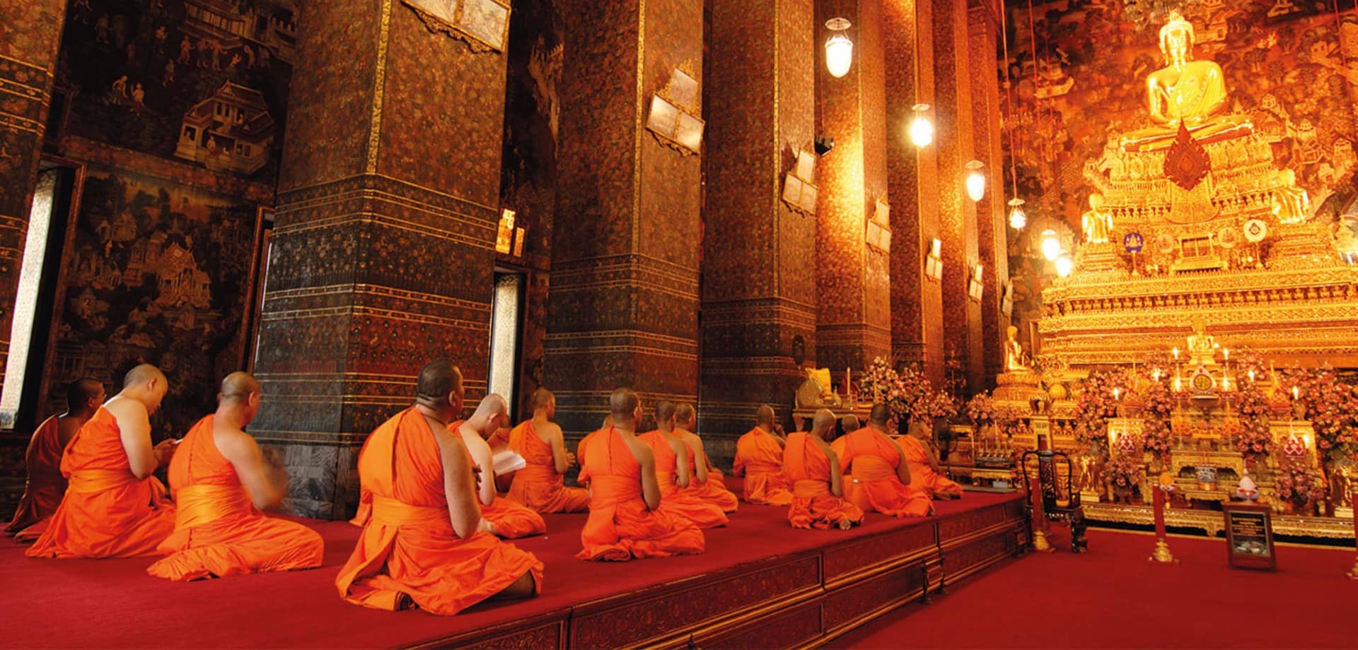 Monges wat pho temple bangkok